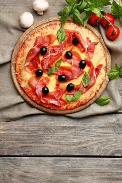 Смачна піца, яку подають на дерев'яному столі — стокове фото