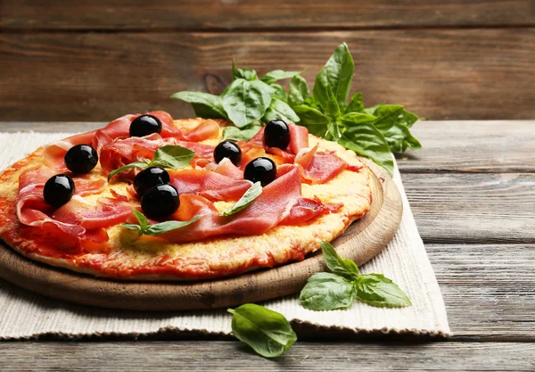 Deliziosa pizza servita sul tavolo di legno — Foto Stock