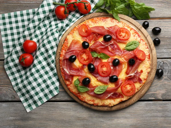 Deliciosa pizza servida sobre mesa de madera — Foto de Stock