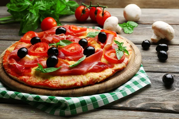 Pyszna pizza serwowana na drewnianym stole — Zdjęcie stockowe