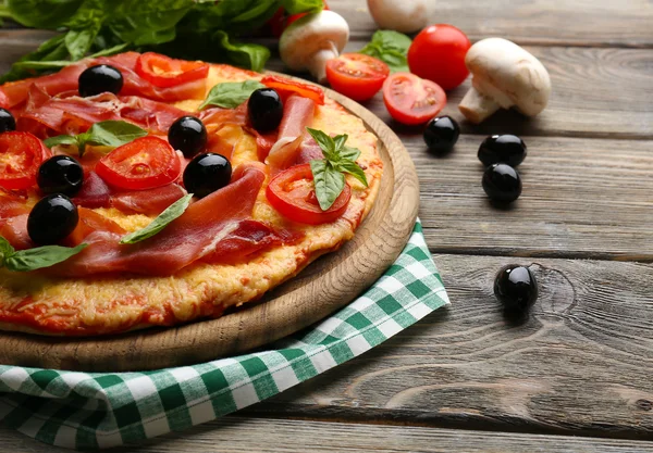 Lahodná pizza podávaná na dřevěném stole — Stock fotografie