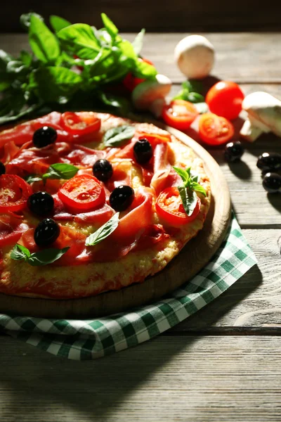 Leckere Pizza auf Holztisch serviert — Stockfoto