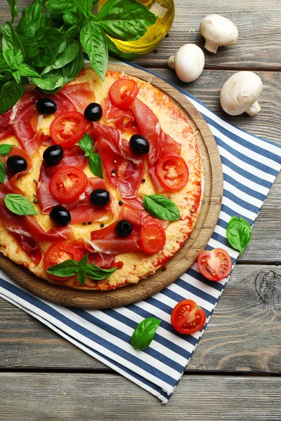 Deliciosa pizza servida sobre mesa de madera —  Fotos de Stock