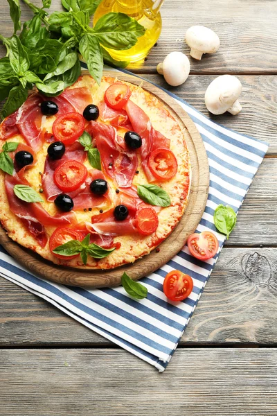 Deliciosa pizza servida sobre mesa de madera —  Fotos de Stock