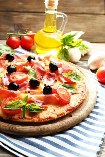 Tahta masada servis edilen lezzetli pizza. — Stok fotoğraf