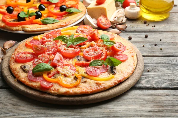 Leckere Pizza auf Holztisch serviert — Stockfoto