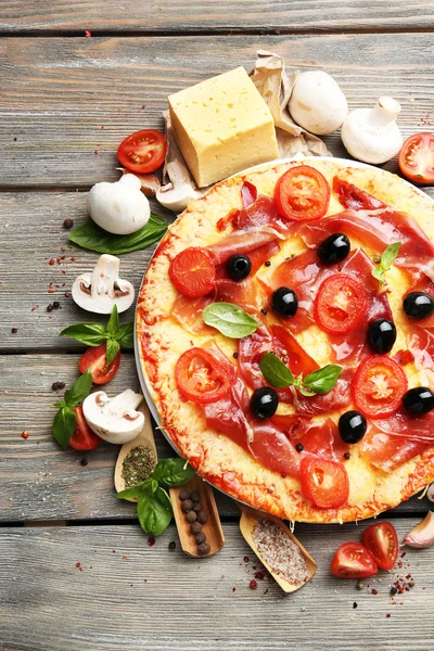 Heerlijke pizza geserveerd op houten tafel — Stockfoto