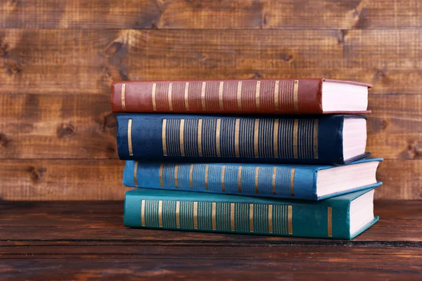 Libros sobre mesa de madera —  Fotos de Stock