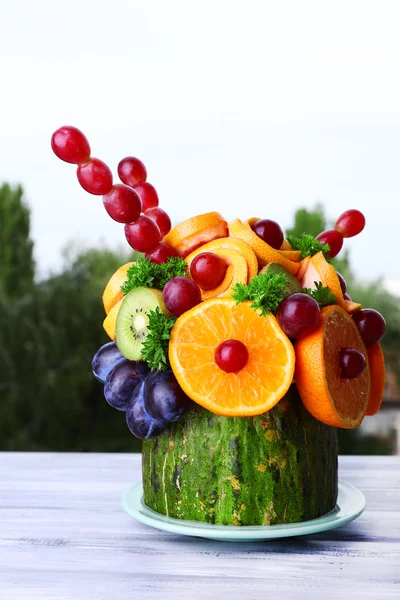 Decoración de mesa hecha de frutas en la mesa sobre fondo natural —  Fotos de Stock