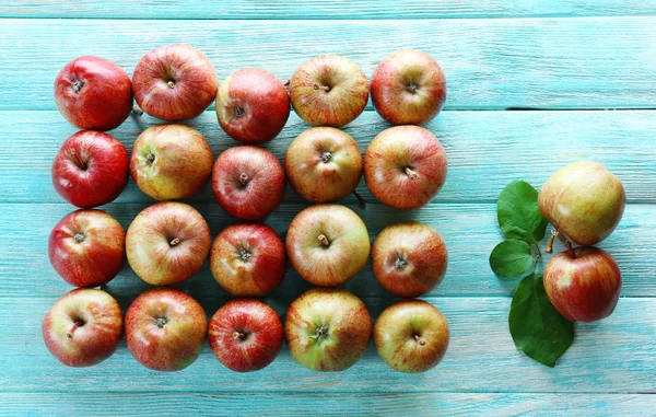 Manzanas jugosas sobre fondo de madera —  Fotos de Stock
