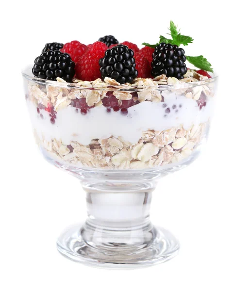 Desayuno saludable yogur con bayas frescas y muesli servido en un tazón de vidrio, aislado en blanco — Foto de Stock