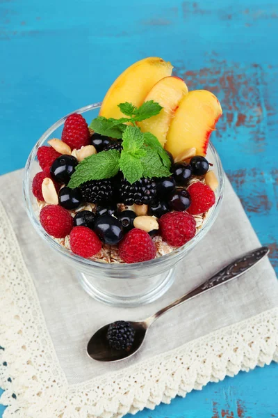 Yogurt with fresh fruit — Stock Photo, Image