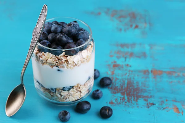 Yoghurt met bosbessen en muesli — Stockfoto