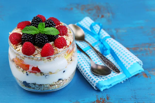 Yogurt with fresh fruit — Stock Photo, Image