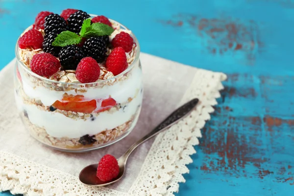 Joghurt mit frischem Obst — Stockfoto