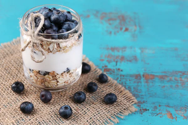 Yogurt with blueberries and muesli — Stock Photo, Image