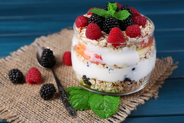 Joghurt mit frischem Obst — Stockfoto