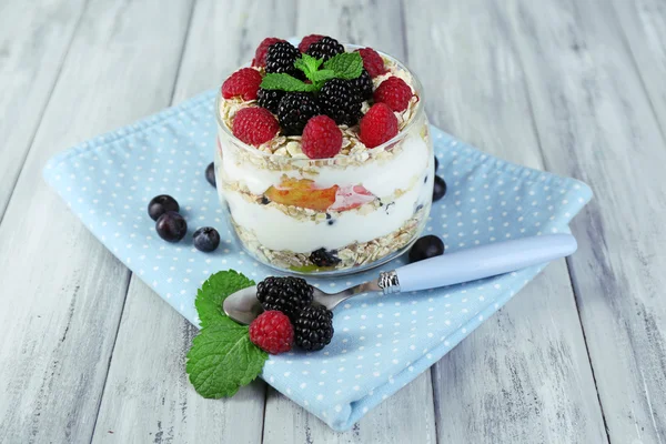 Yogurt with fresh fruit — Stock Photo, Image