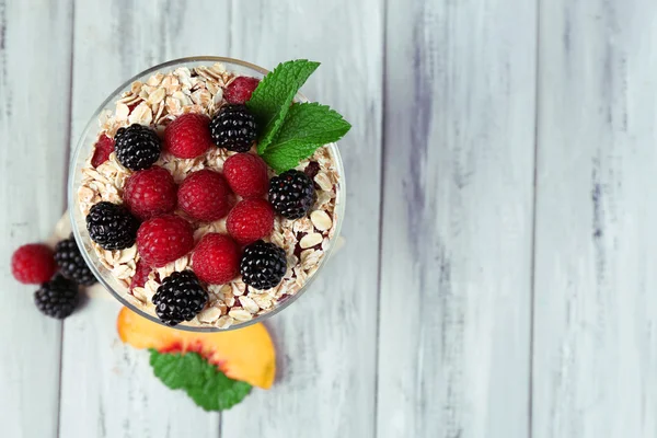 Yoghurt med färsk frukt — Stockfoto