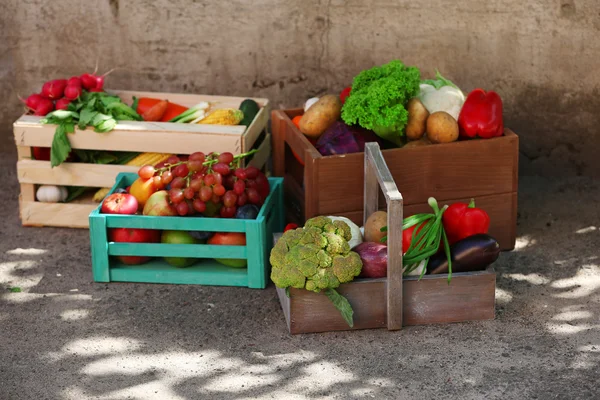 Frisches Bio-Obst und -Gemüse in Holzkisten im Freien — Stockfoto