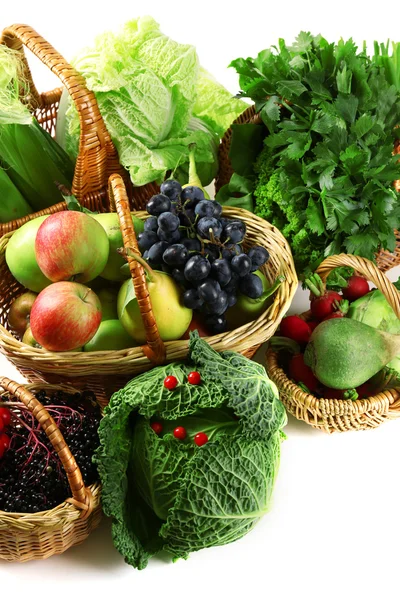 Frisches Bio-Gemüse in Weidenkörben, Nahaufnahme — Stockfoto