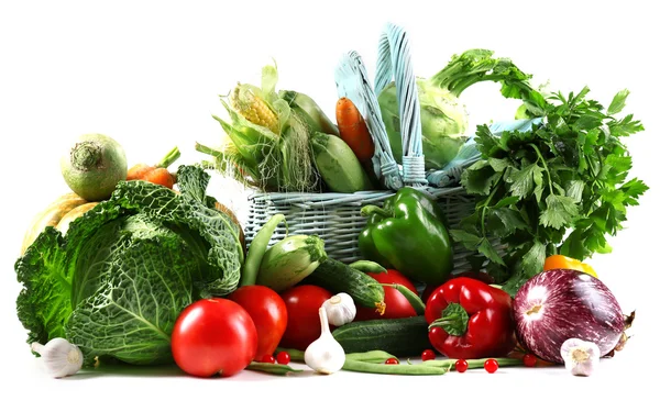 Verduras orgánicas frescas, aisladas sobre blanco — Foto de Stock
