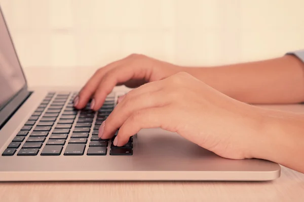 Mani che lavorano su laptop — Foto Stock