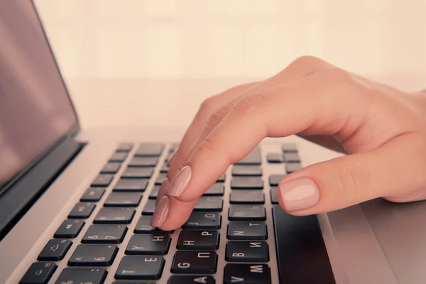 Handen aan de laptop — Stockfoto