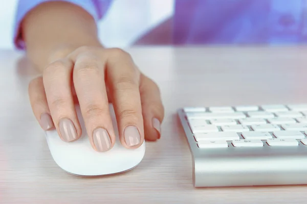 Weibliche Hände tippen auf Tastatur auf hellem Hintergrund — Stockfoto