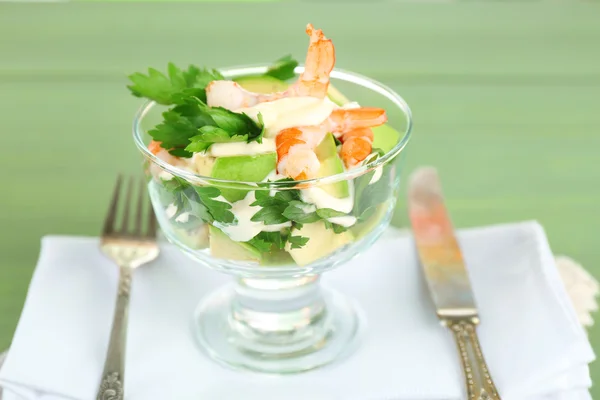 Tasty salad with shrimps and avocado, on wooden background — Stock Photo, Image