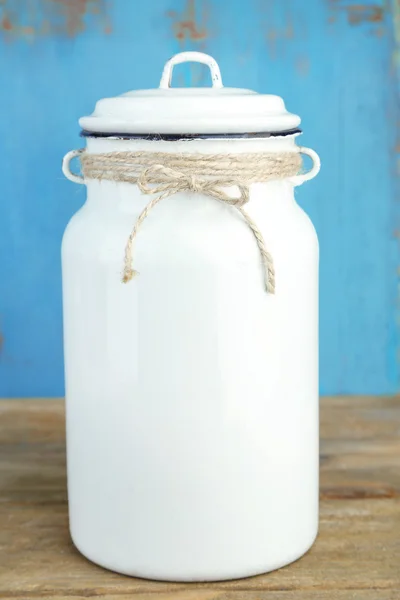 Lata retro para leche sobre mesa de madera —  Fotos de Stock