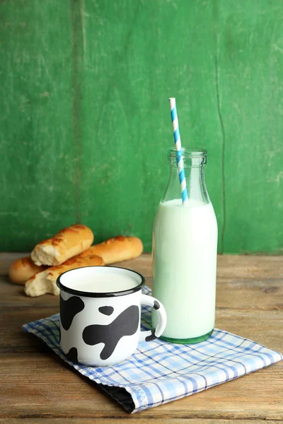 Retro Stilleven met smakelijke rustieke melk, op houten tafel — Stockfoto