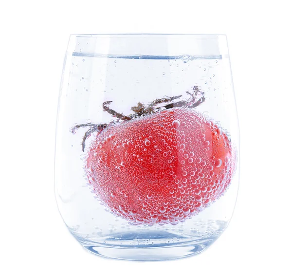 Rajče v sklenici vody izolovaných na bílém — Stock fotografie