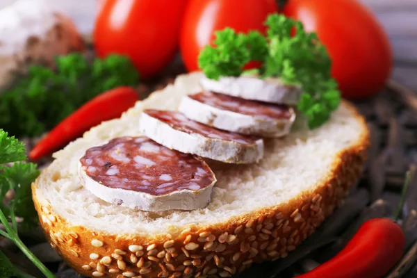 Französische Salami mit Tomaten, Brot und Petersilie Nahaufnahme — Stockfoto
