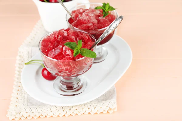 Cherry granita dalam mangkuk kaca — Stok Foto