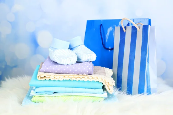 Babykläder och gåva väska — Stockfoto