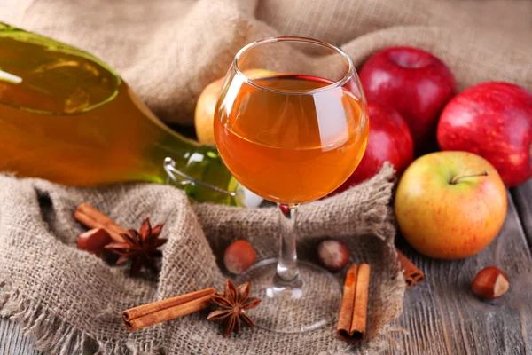 Apple cider in glas wijn — Stockfoto