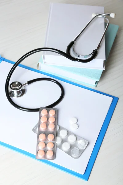 Stéthoscope médical avec livres — Photo