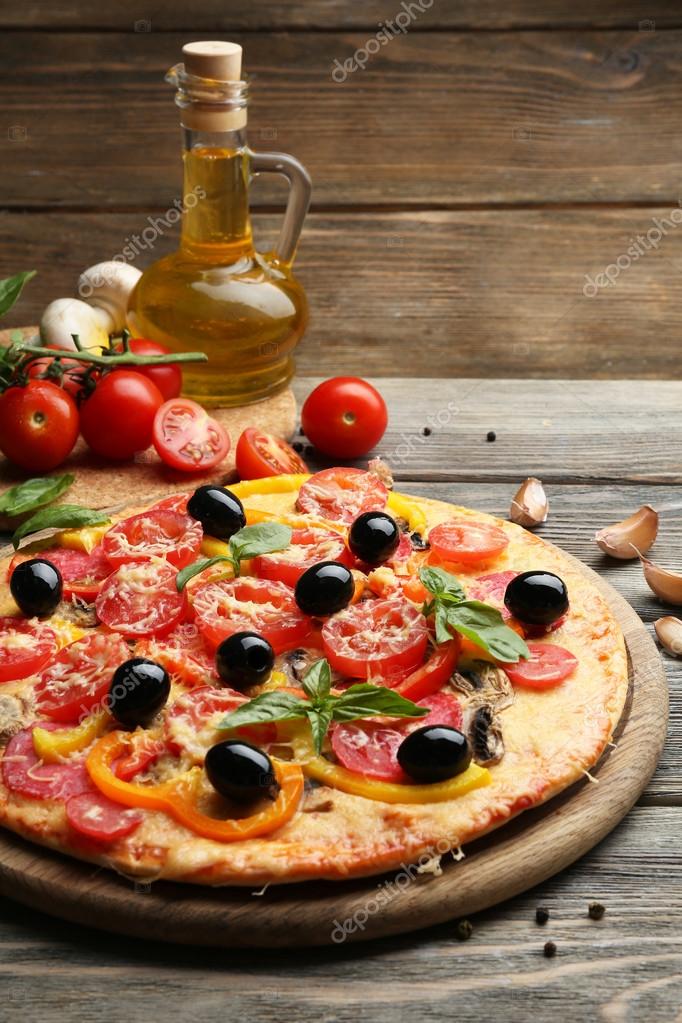 Tahta masada servis edilen lezzetli pizza. Stok fotoğrafçılık