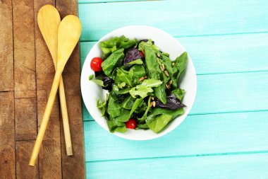 Taze yeşil salata.