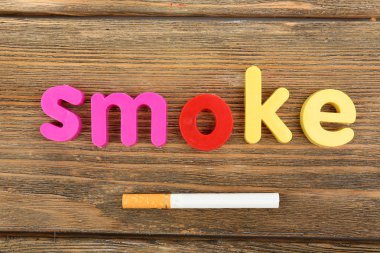 Ahşap arka plan üzerinde renkli harflerle duman word kurdu