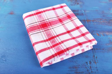 Ahşap arka plan üzerinde mutfak havlusu