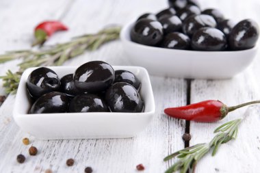 Tablo üzerinde Marine zeytin