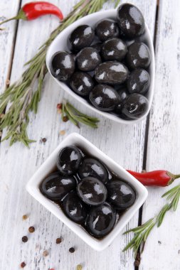 Tablo üzerinde Marine zeytin