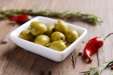 Tablo üzerinde Marine zeytin