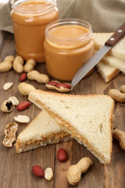 Ahşap masa krem fıstık ezmesi ile ekmek dilimleri