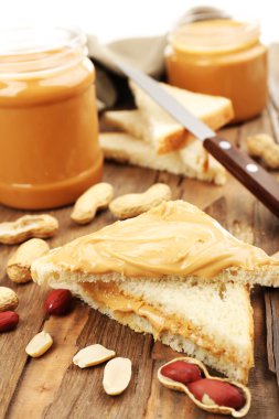Ahşap masa krem fıstık ezmesi ile ekmek dilimleri