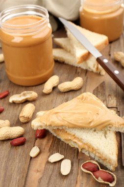 Ahşap masa krem fıstık ezmesi ile ekmek dilimleri