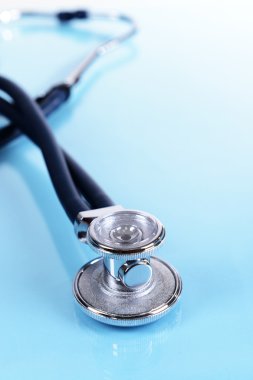 Açık mavi renkli olarak stetoskop