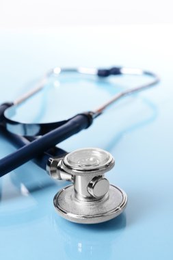 Açık mavi renkli olarak stetoskop